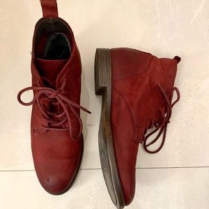 Steve Madden suede burgundy low top ankle boots size 6